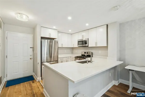 $2,600 | 403 Hancock Court, Unit M403, Edgewater, NJ 07020