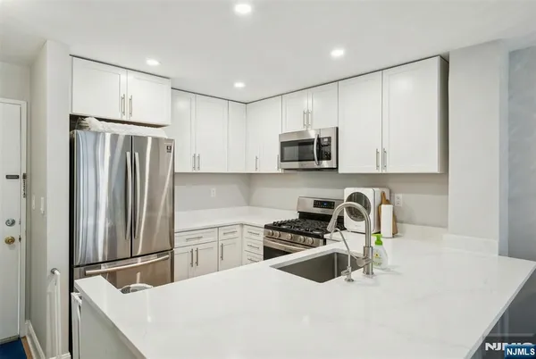 $2,600 | 403 Hancock Court, Unit M403, Edgewater, NJ 07020