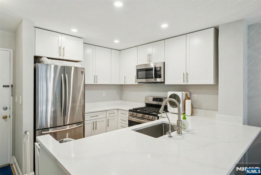 403 Hancock Court, Unit M403 Edgewater, NJ 07020 - Photo 4 of 17