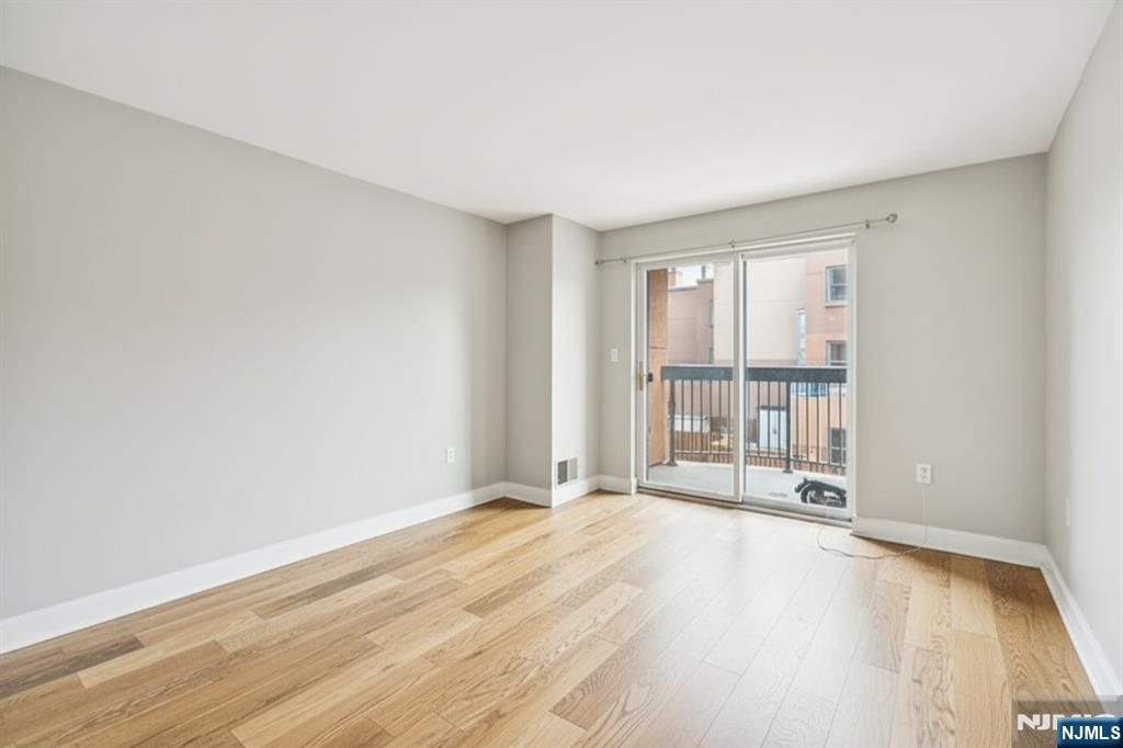 403 Hancock Court, Unit M403 Edgewater, NJ 07020 - Photo 7 of 17