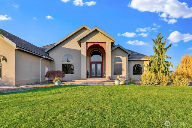 a view of a house with backyard and porch