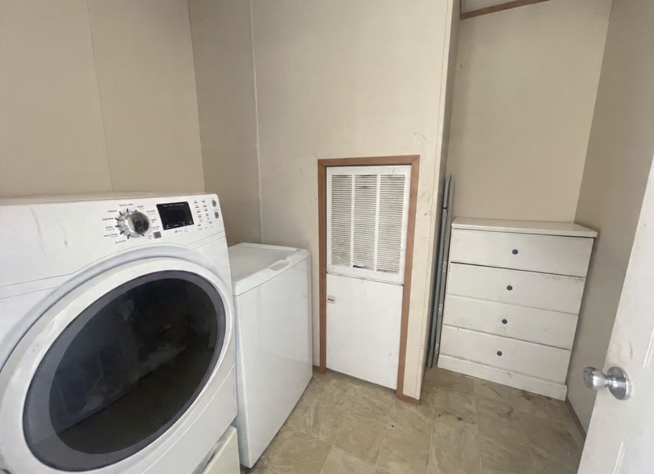 26601 Sun Belt Tool, TX 75143 - Photo 11 of 15 a utility room with dryer and washer