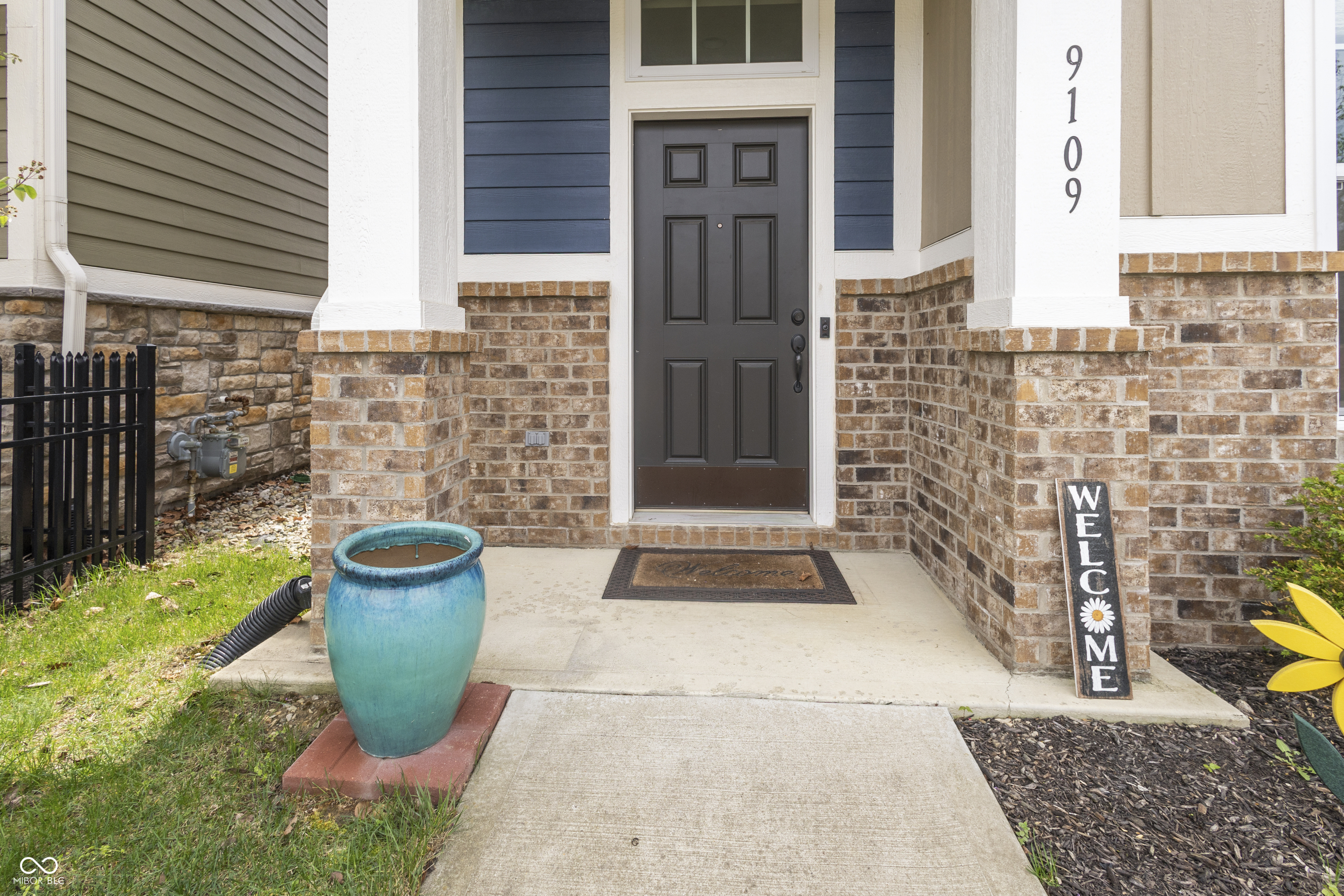 9109 Rising Road Indianapolis, IN 46216 - Photo 2 of 44