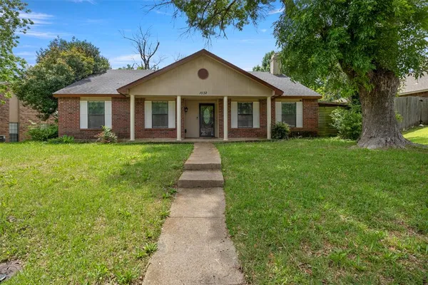 $305,000 | 1032 Twin Falls Drive, DeSoto, TX 75115