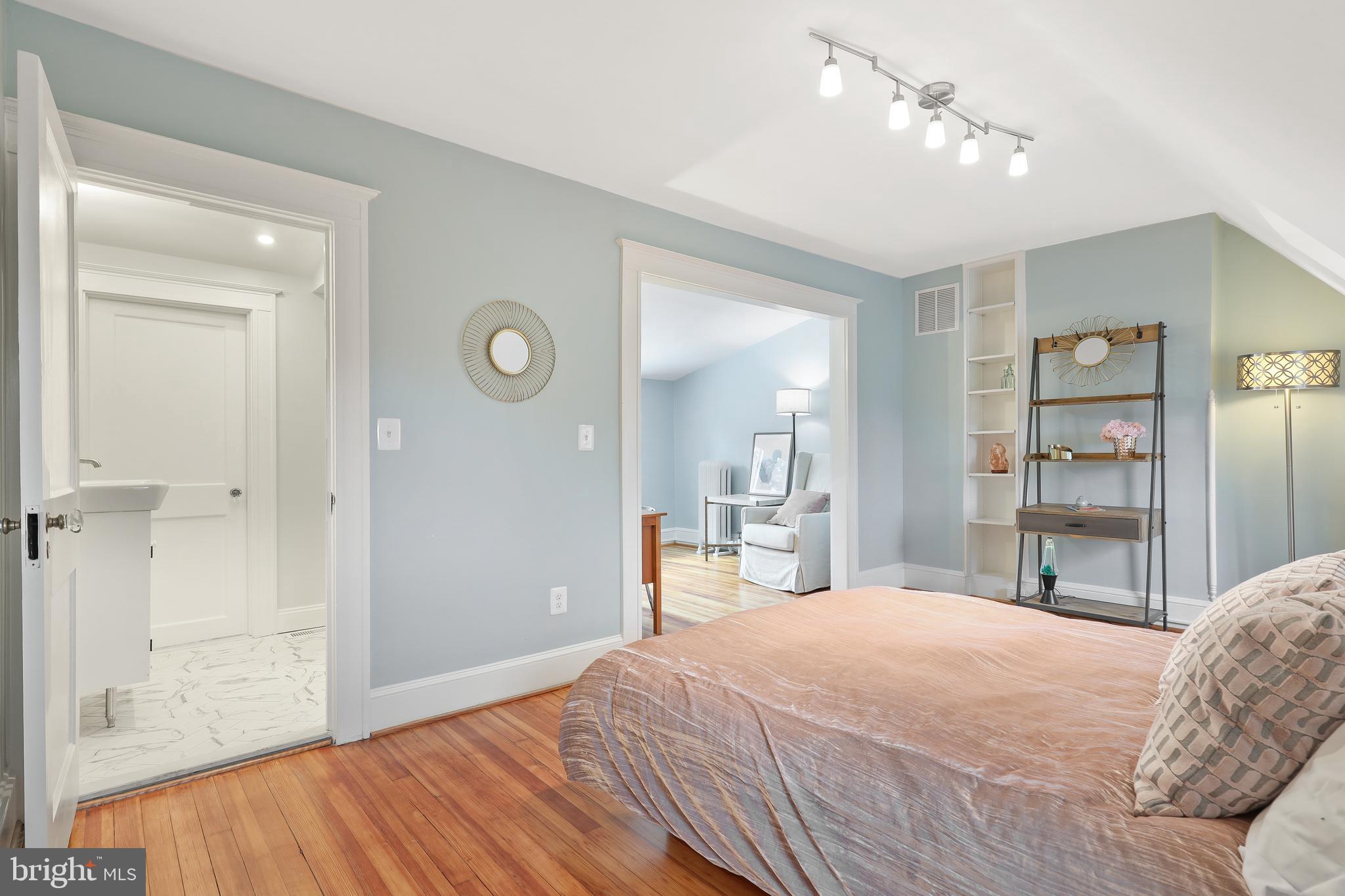 4304 Roland Avenue Baltimore, MD 21210 - Photo 33 of 45 3rd fl suite with two rooms & private bath