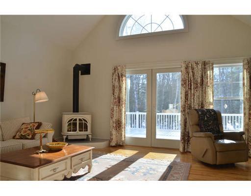 26 Arnold Road Freeport, ME 04032 - Photo 8 of 25 Living Room.