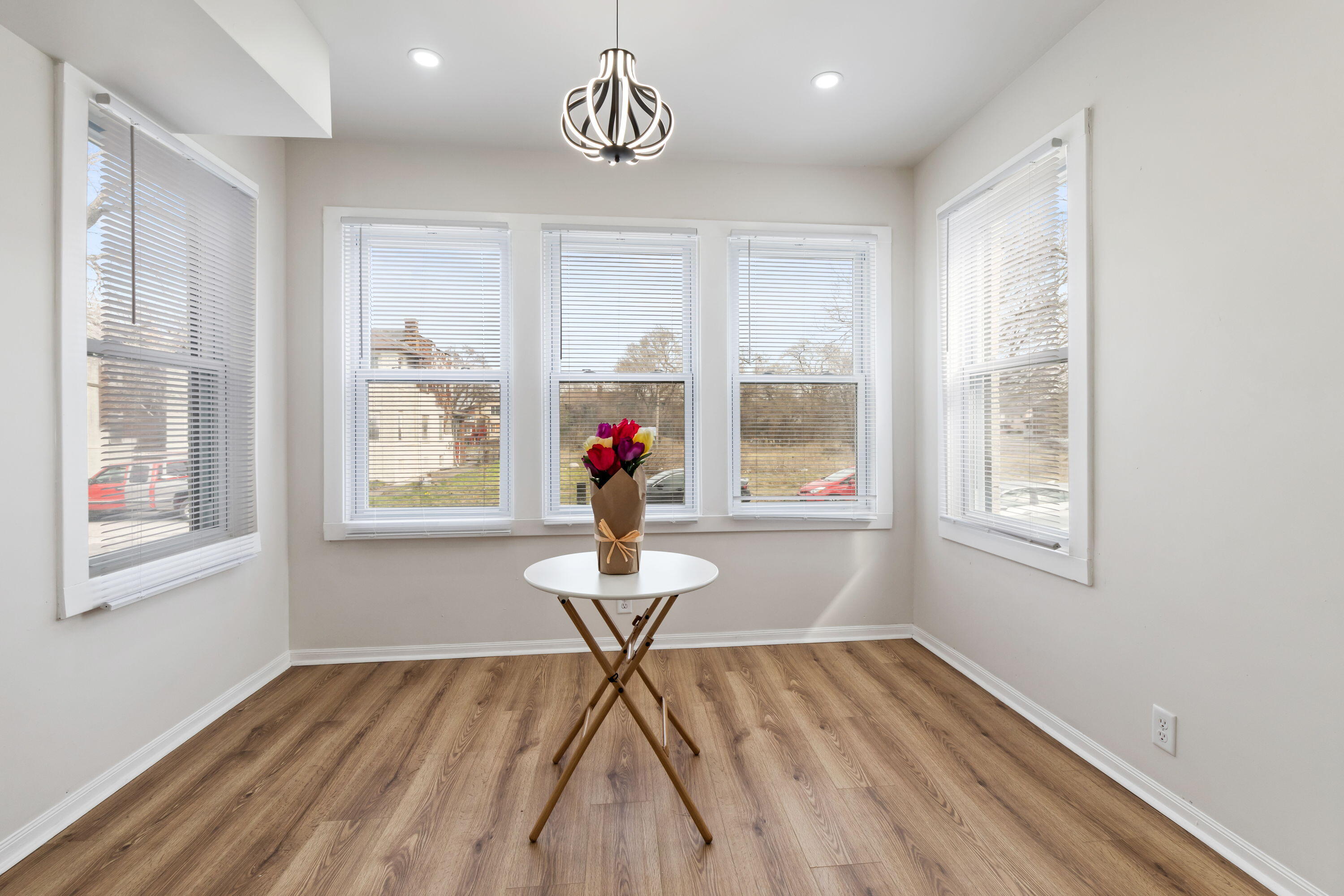 560 Rhode Island Ct. Gary, IN 46402 - Photo 8 of 49 a very nice looking room with a large window