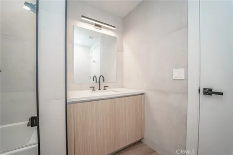 $3,500 | 2828 London Street, Unit 206, Los Angeles, CA 90026