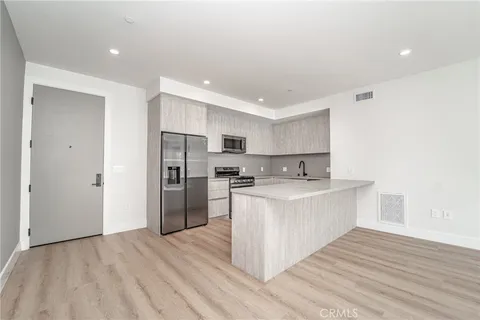 $3,500 | 2828 London Street, Unit 206, Los Angeles, CA 90026