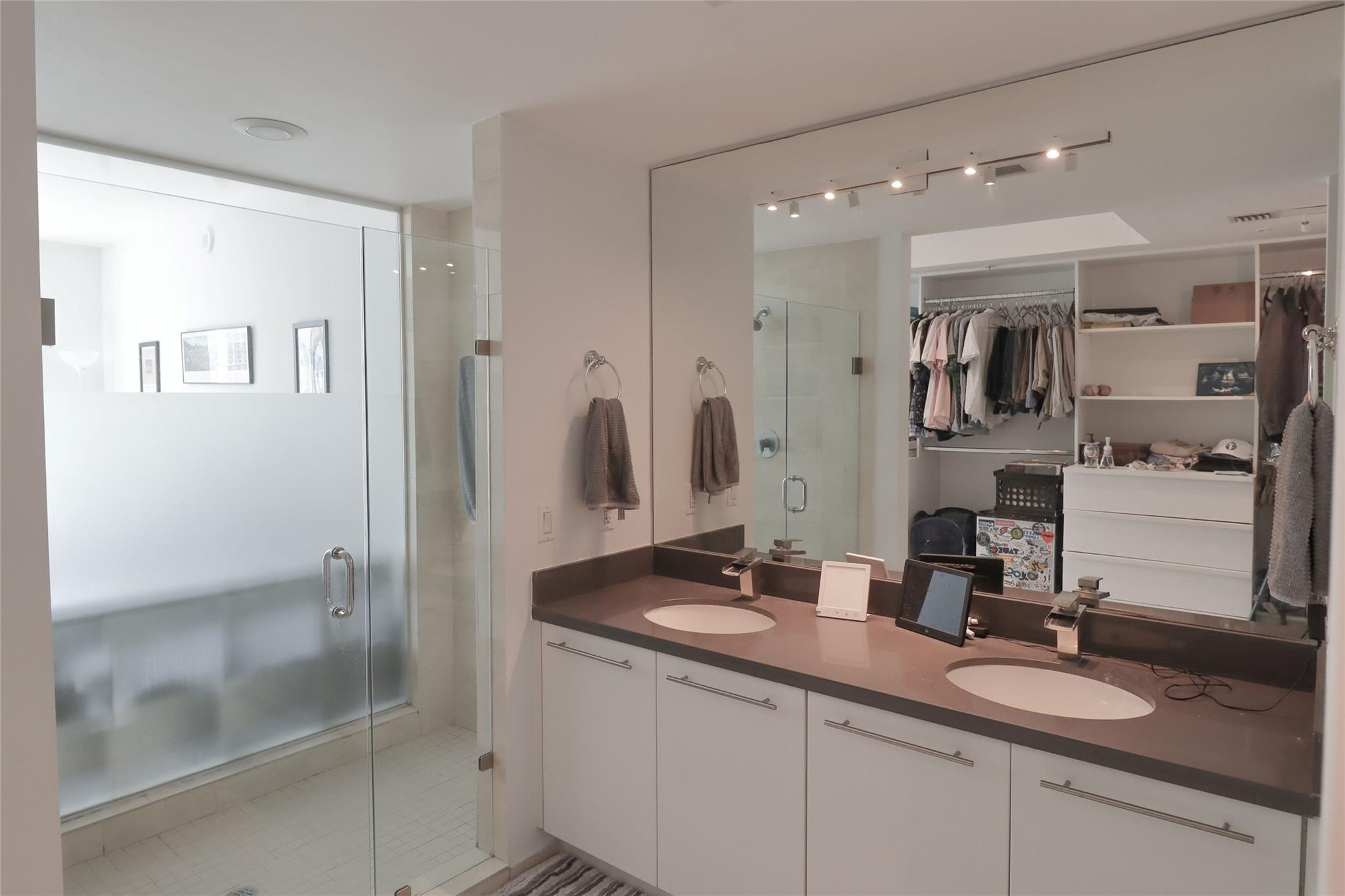 90 Southwest 3rd Street, Unit 2802 Miami, FL 33130 - Photo 11 of 44 Master Bathroom