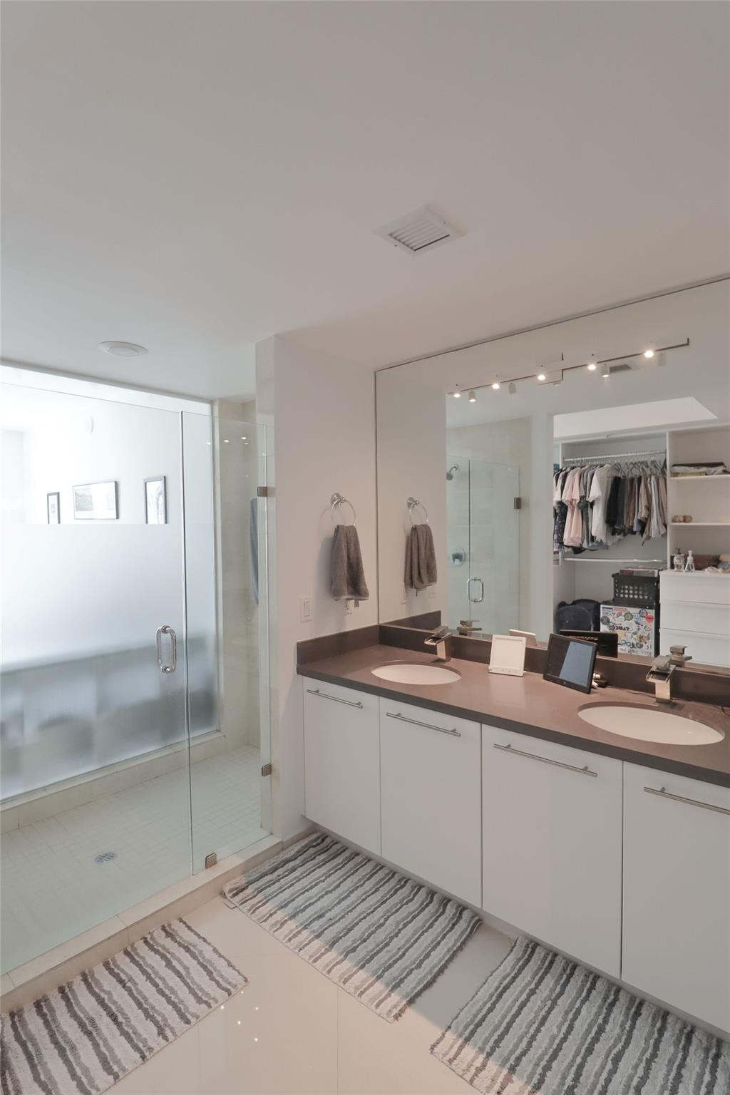 90 Southwest 3rd Street, Unit 2802 Miami, FL 33130 - Photo 12 of 44 Master Bathroom
