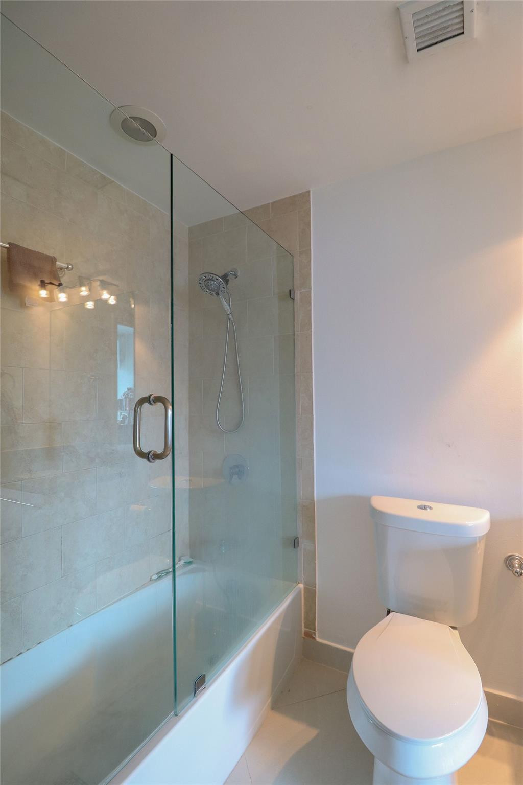 90 Southwest 3rd Street, Unit 2802 Miami, FL 33130 - Photo 22 of 44 Guest Bathroom
