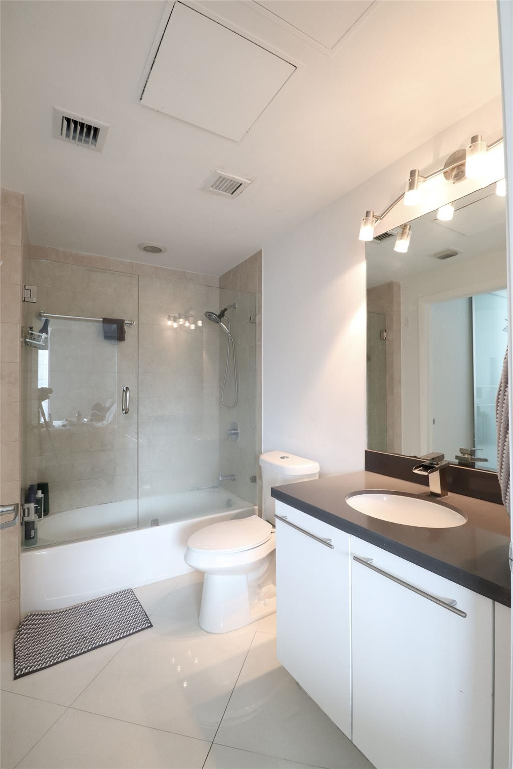 90 Southwest 3rd Street, Unit 2802 Miami, FL 33130 - Photo 23 of 44 Guest Bathroom