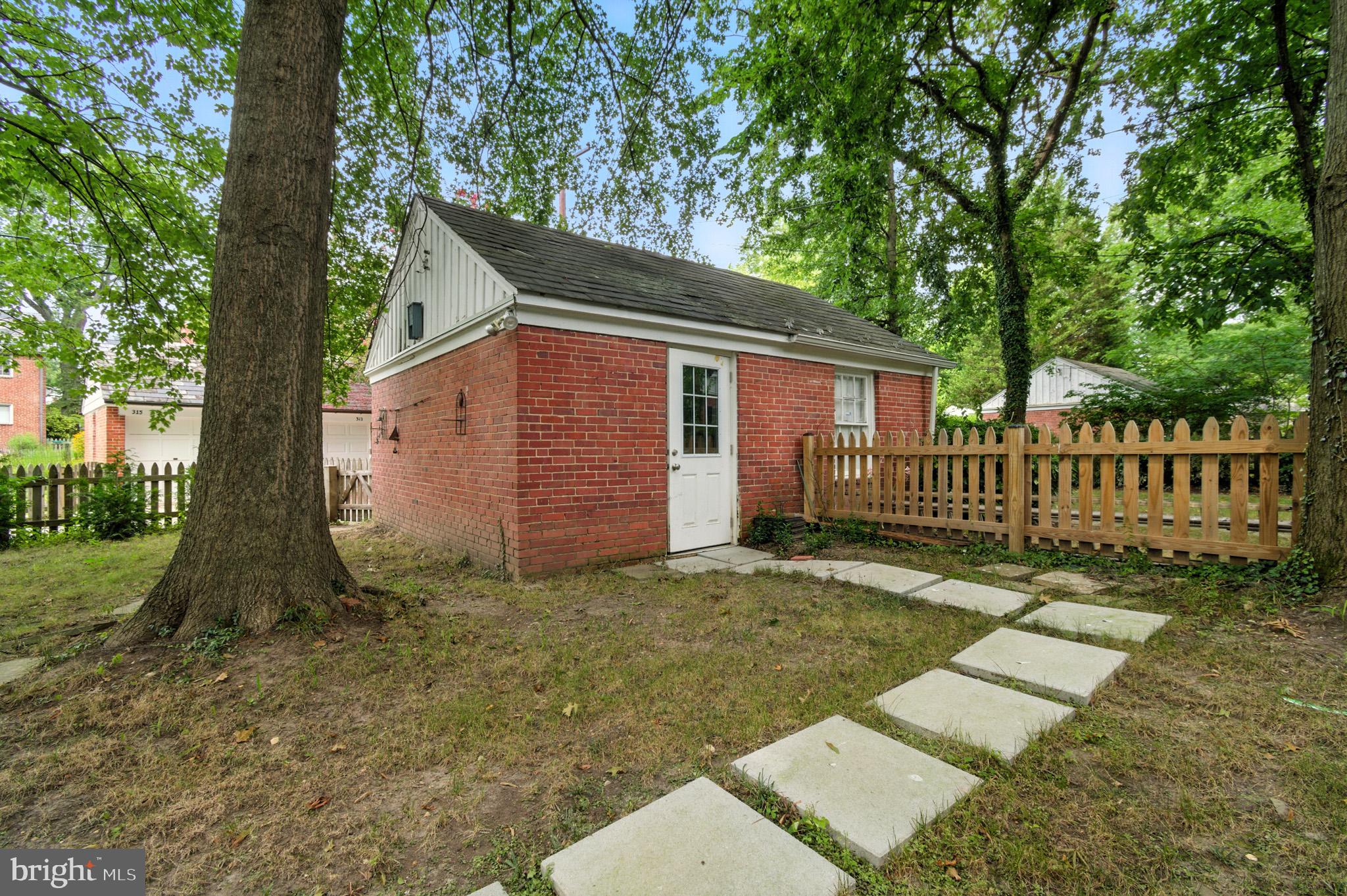 310 Paddington Road Baltimore, MD 21212 - Photo 46 of 59 a backyard of a house with lots of green space