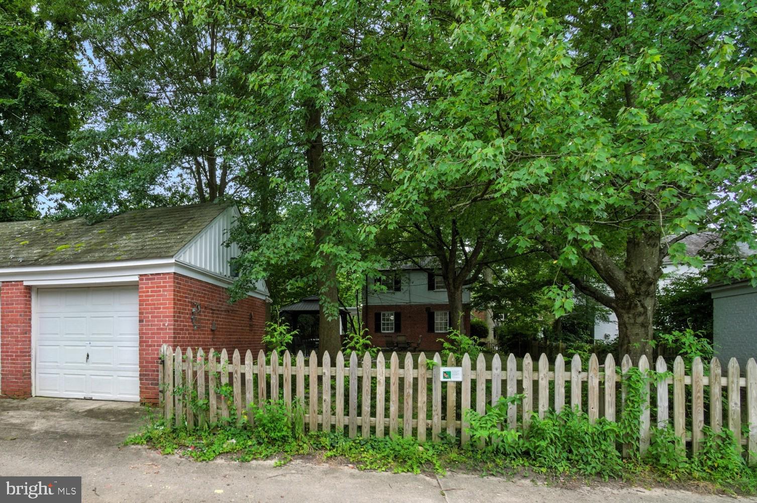 310 Paddington Road Baltimore, MD 21212 - Photo 49 of 59 a front view of a house with a garden