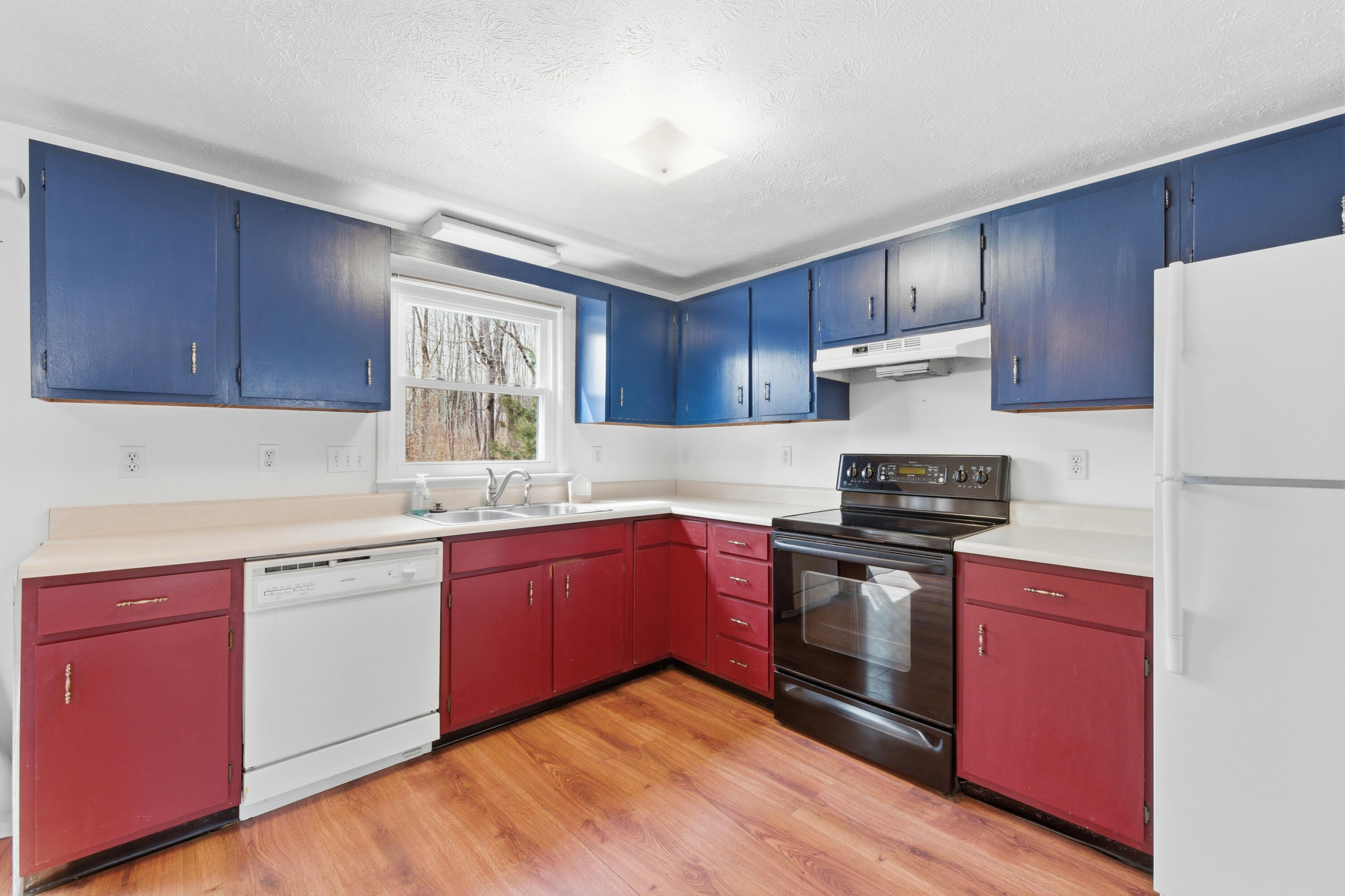 7 Powder Mill Drive, Unit 7 Kennebunk, ME 04043 - Photo 9 of 29 Kitchen