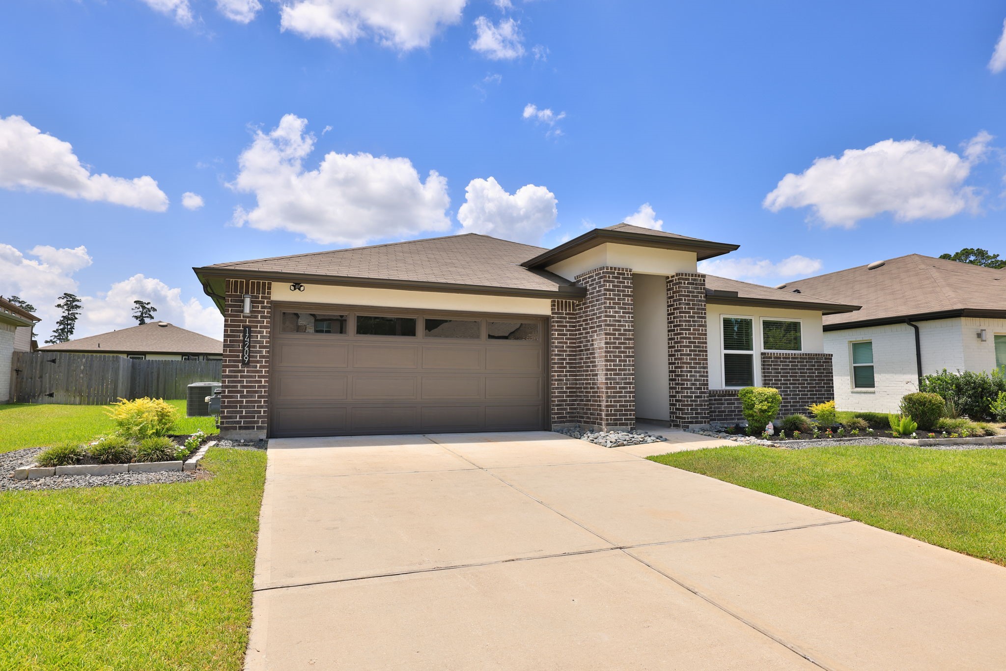14209 Silver Maple Court Conroe, TX 77384 - Photo 2 of 38