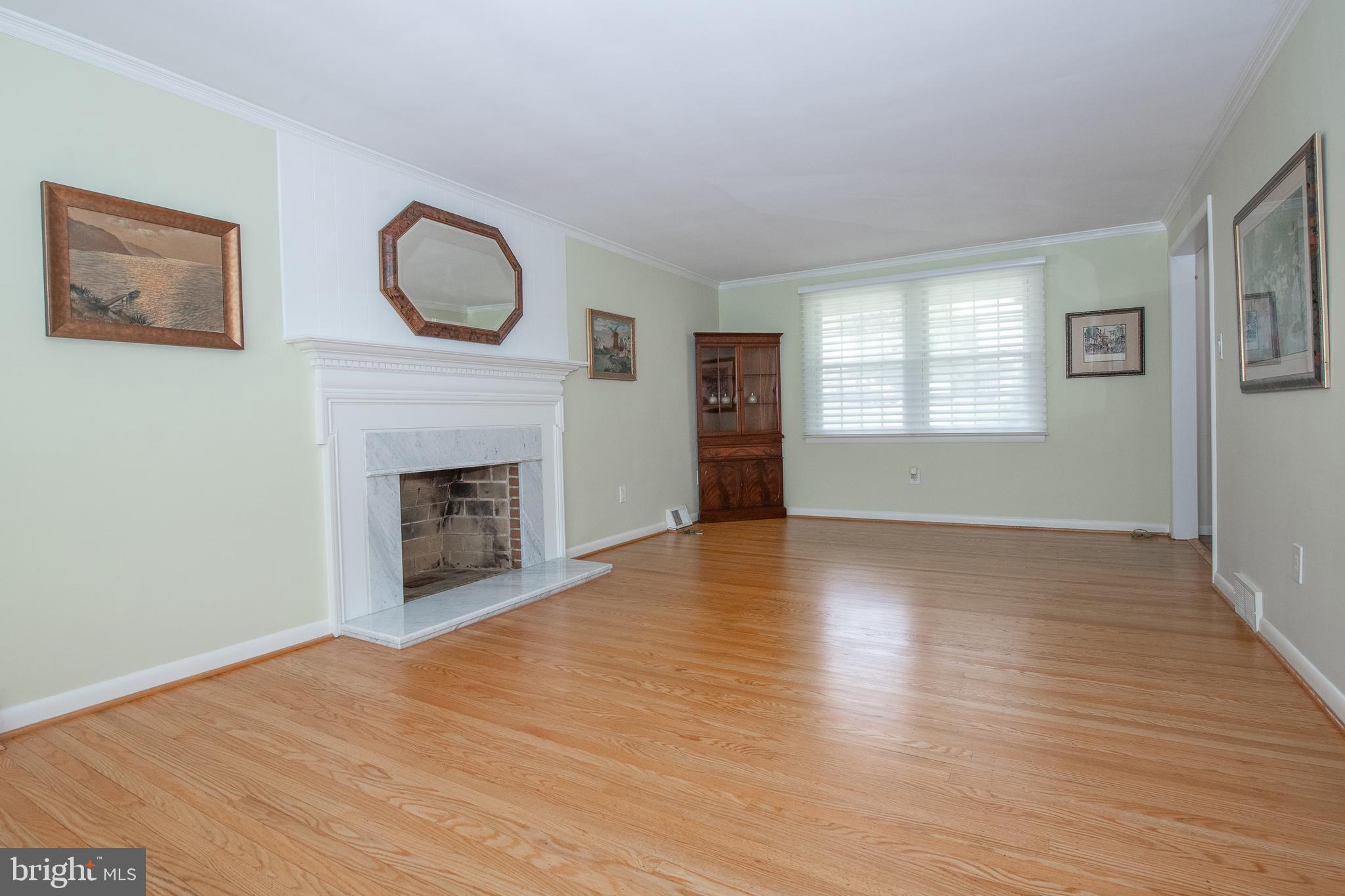 116 Snyder Lane Springfield, PA 19064 - Photo 5 of 32 Living Room
