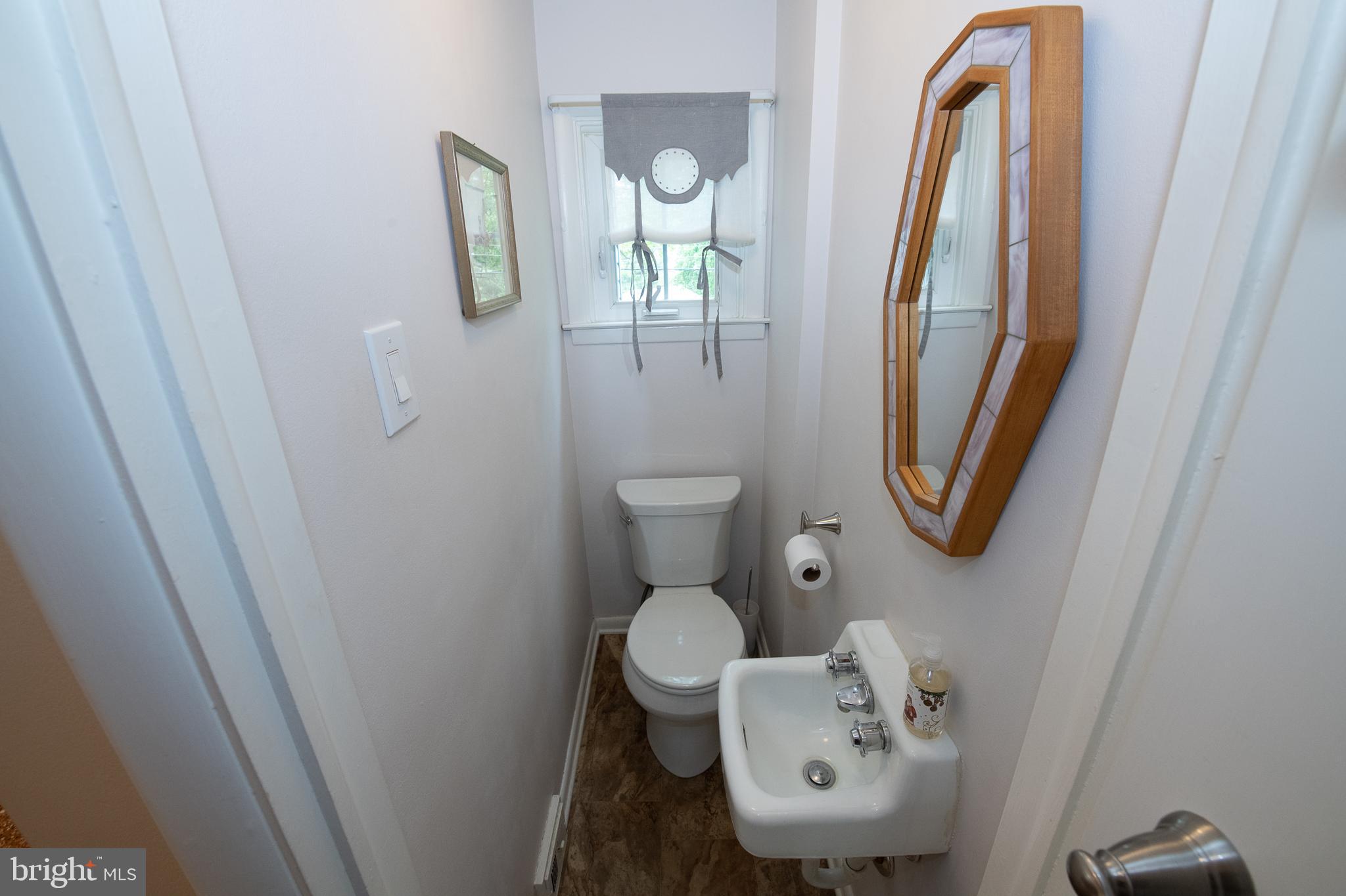 116 Snyder Lane Springfield, PA 19064 - Photo 6 of 32 1st floor Powder Room
