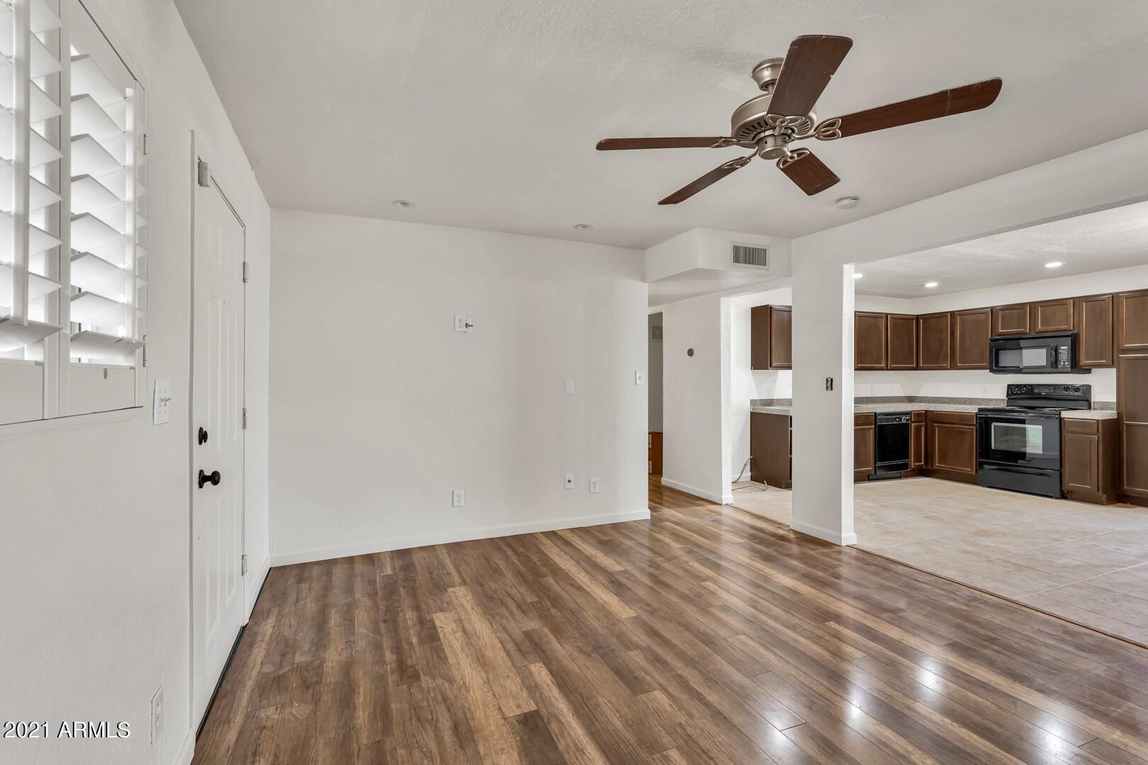 1822 West Utopia Road Phoenix, AZ 85027 - Photo 5 of 25 Living Room