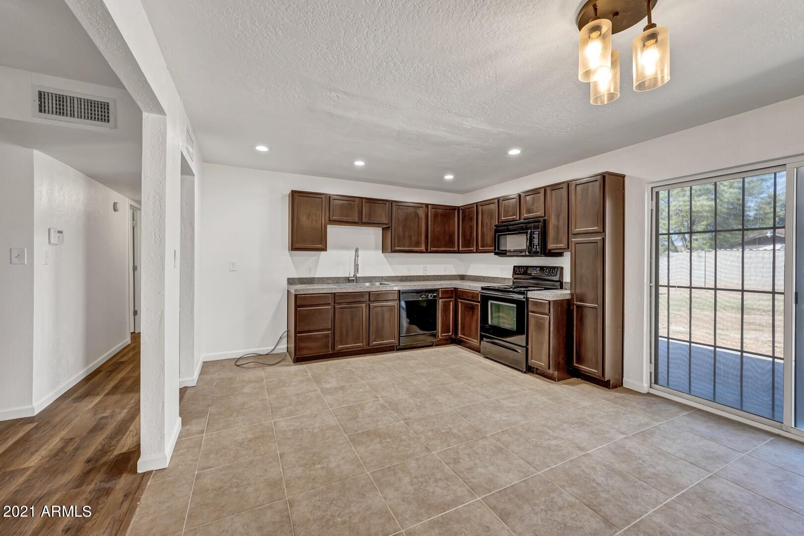 1822 West Utopia Road Phoenix, AZ 85027 - Photo 8 of 25 Kitchen