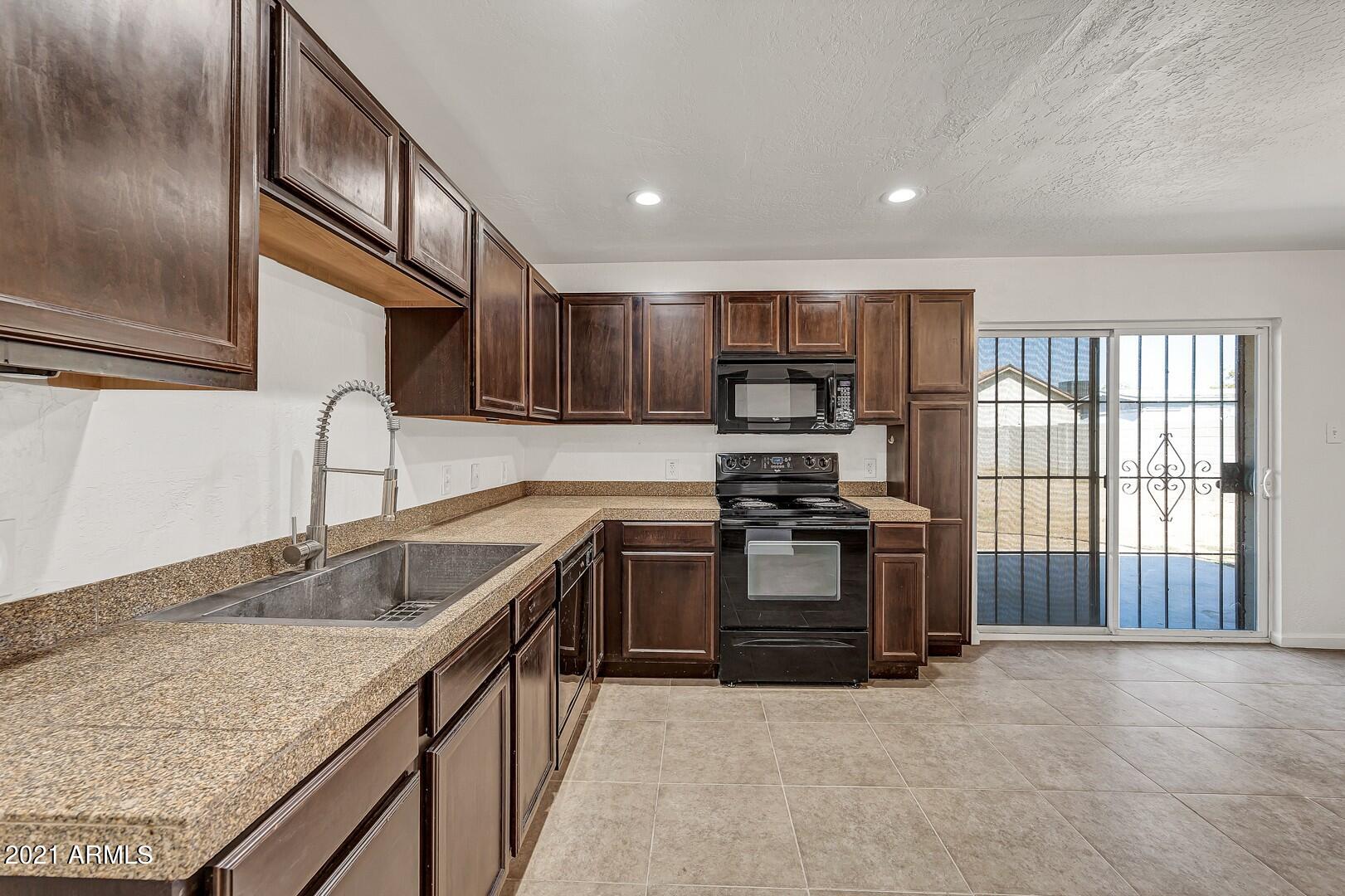 1822 West Utopia Road Phoenix, AZ 85027 - Photo 9 of 25 Kitchen