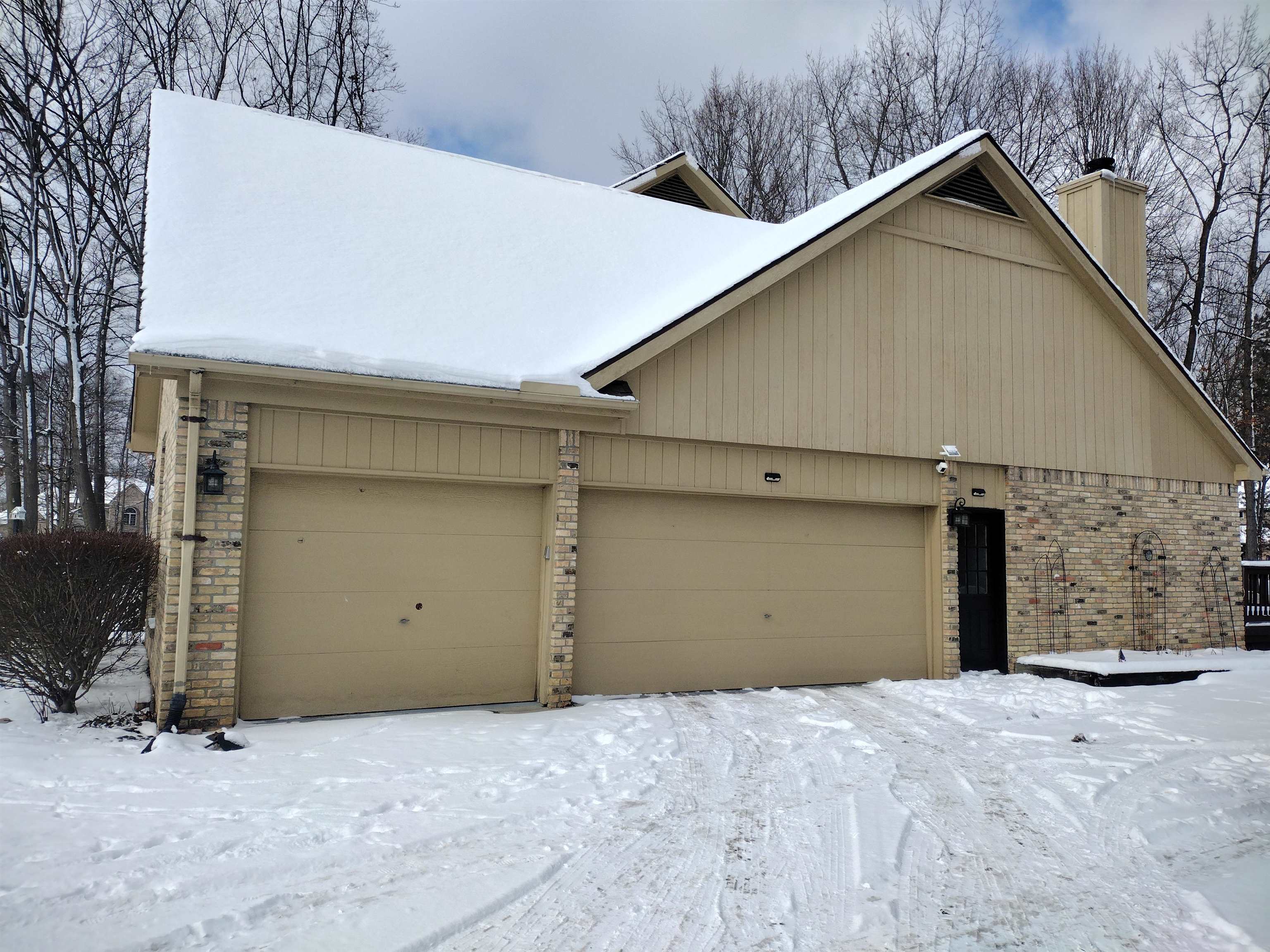 1400 Kings Pointe Road Grand Blanc, MI 48439 - Photo 5 of 54 50132230-bd03d8bc-0e4f-49ff-941c-3c8aa87d57ef.JPG