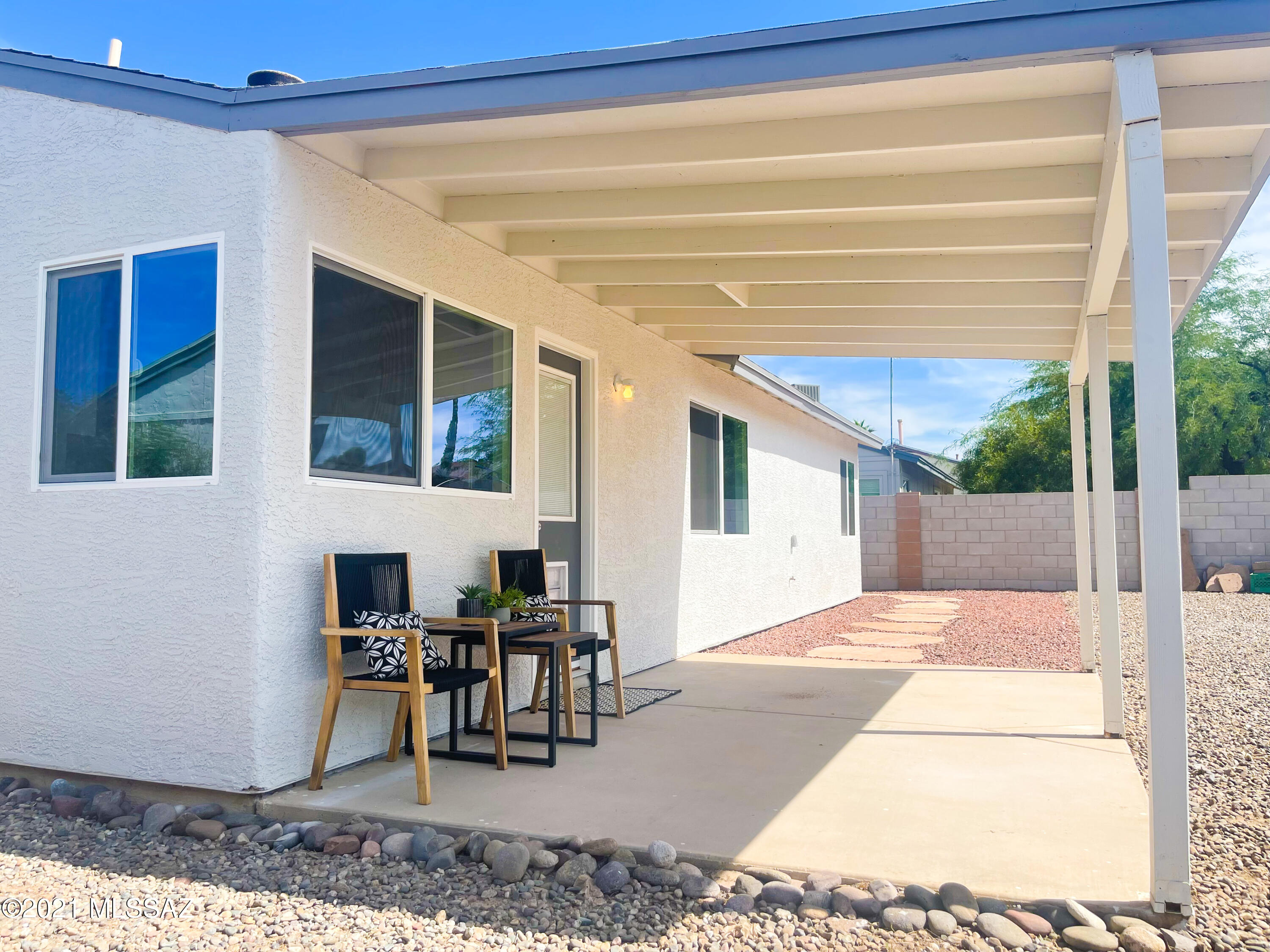 2611 West Sunset Road Tucson, AZ 85741 - Photo 20 of 20 a view of a hall way with furniture