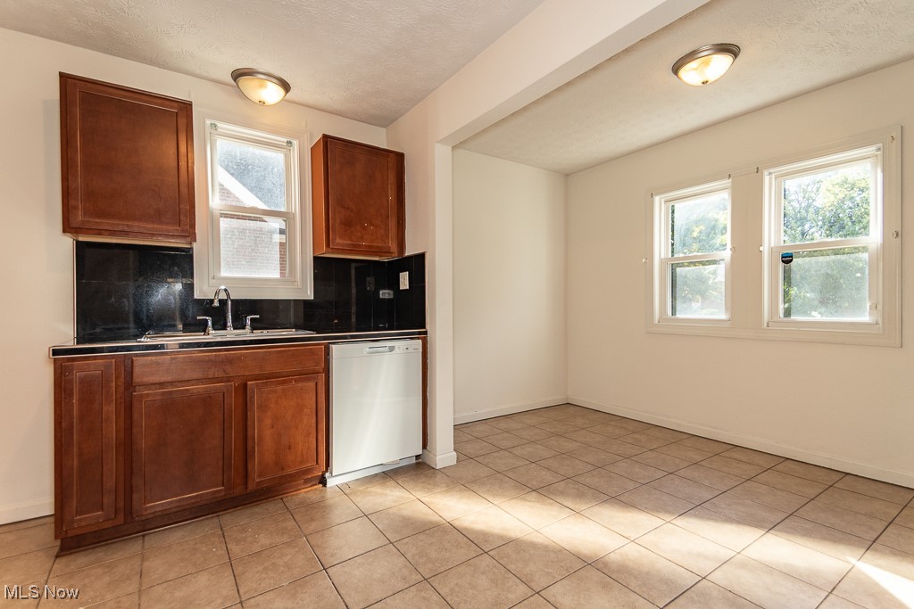 22151 Hadden Road Euclid, OH 44117 - Photo 13 of 38 Eat-in Kitchen