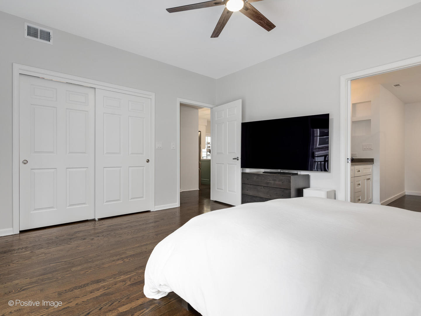 1038 West Monroe Street, Unit 34 Chicago, IL 60607 - Photo 17 of 28 a bedroom with a bed and a flat screen tv