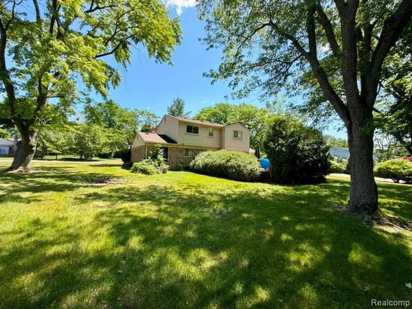 $3,200 | 30319 Club House Lane, Farmington, MI 48334
