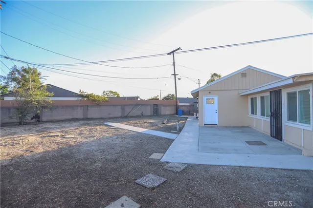 a view of a living room and kitchen