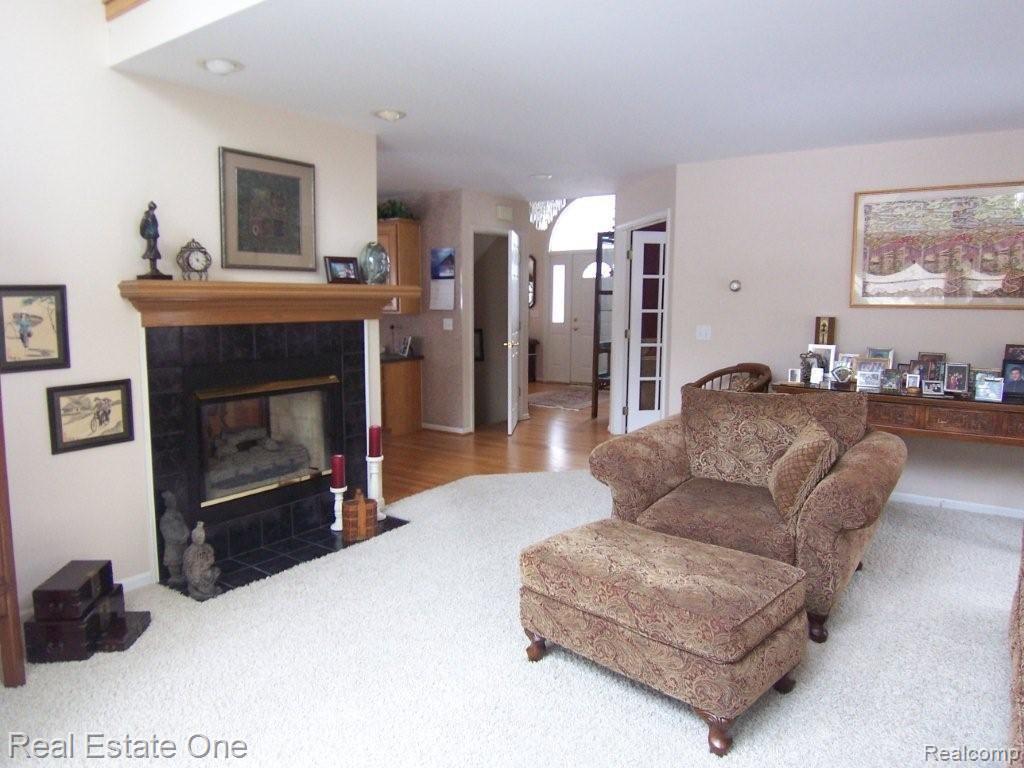 7635 Hunters Pointe Brighton, MI 48116 - Photo 14 of 25 Living Room