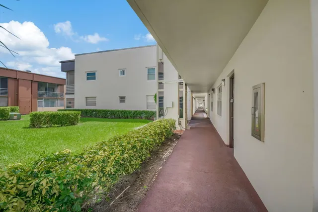 a view of a house with backyard