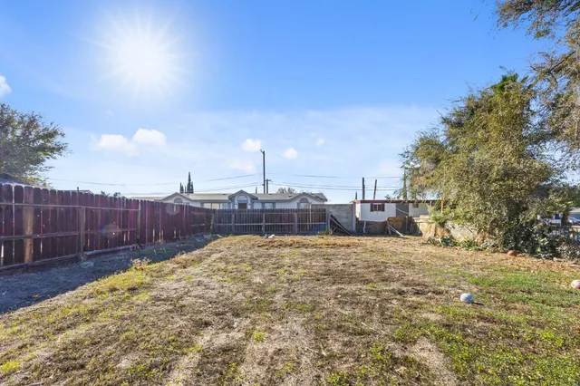 a view of a backyard