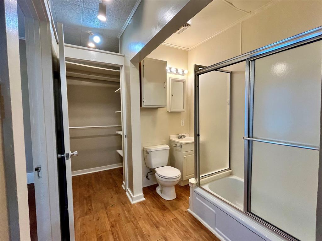 1002 Gregg Street, Unit CB Denton, TX 76201 - Photo 6 of 11 Bathroom. Notice the tub/shower combo.