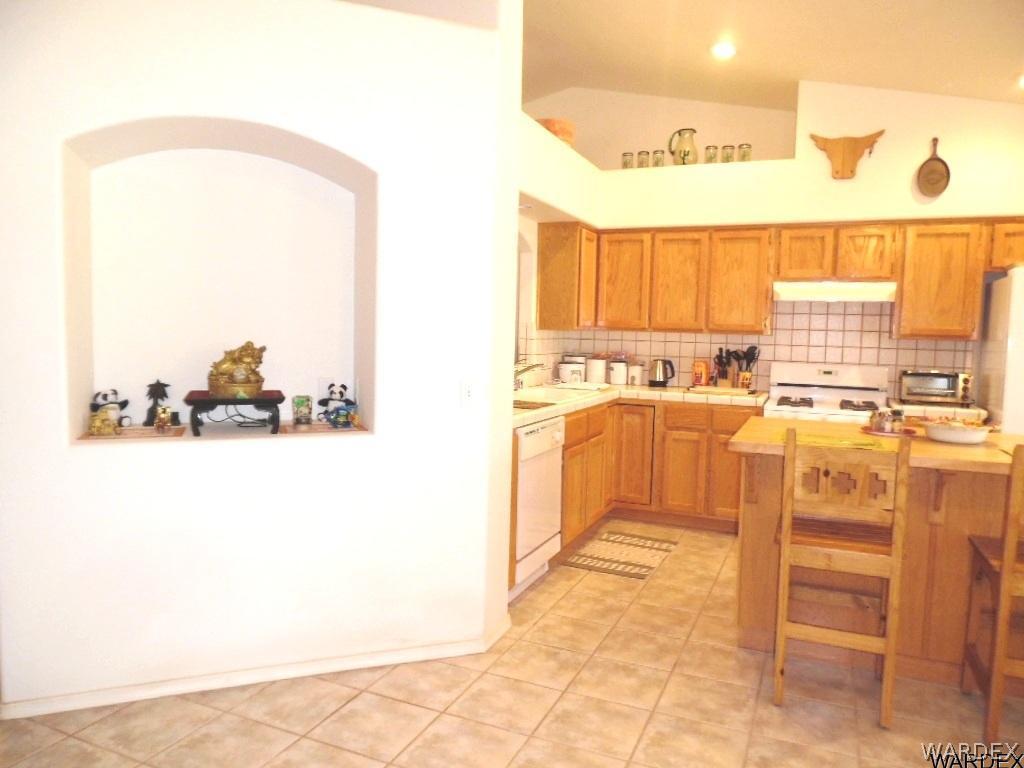 949 South Escuela Road Golden Valley, AZ 86413 - Photo 7 of 24 Built In Display Area