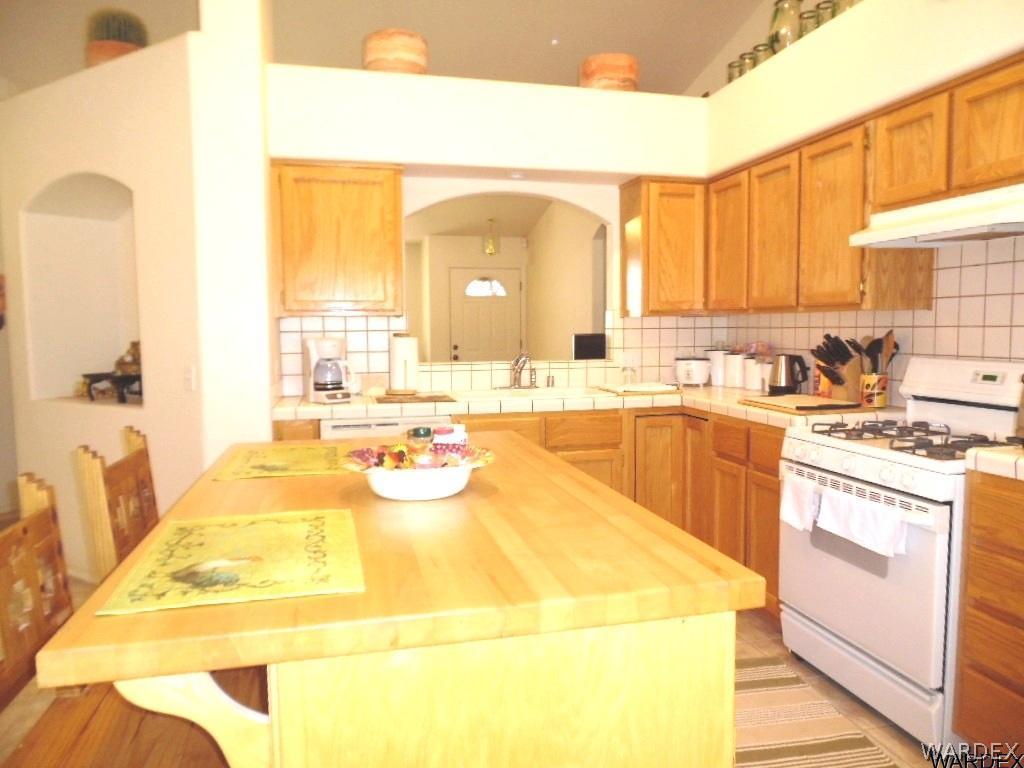 949 South Escuela Road Golden Valley, AZ 86413 - Photo 9 of 24 Butcher Block Island