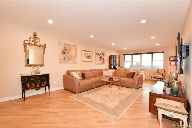 $688,000 | 180 South Middle Neck Road, Unit 1Q, Great Neck, NY 11021