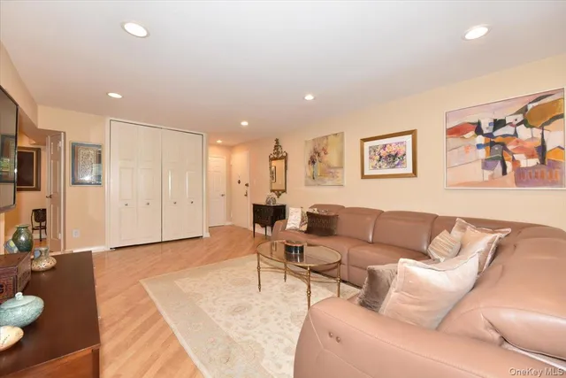 $688,000 | 180 South Middle Neck Road, Unit 1Q, Great Neck, NY 11021