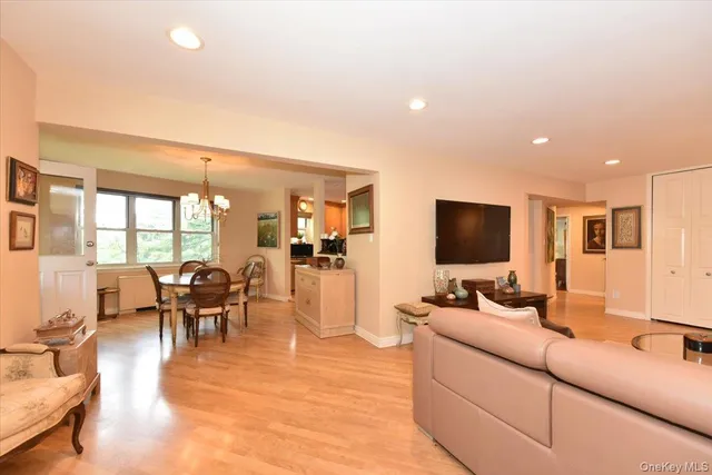 $688,000 | 180 South Middle Neck Road, Unit 1Q, Great Neck, NY 11021