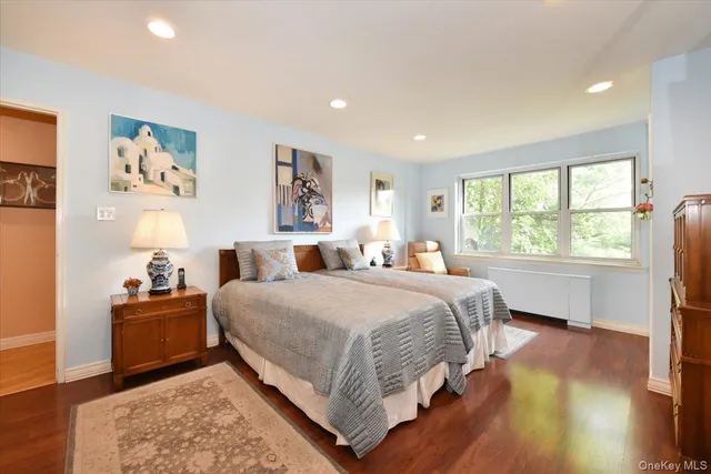 $688,000 | 180 South Middle Neck Road, Unit 1Q, Great Neck, NY 11021