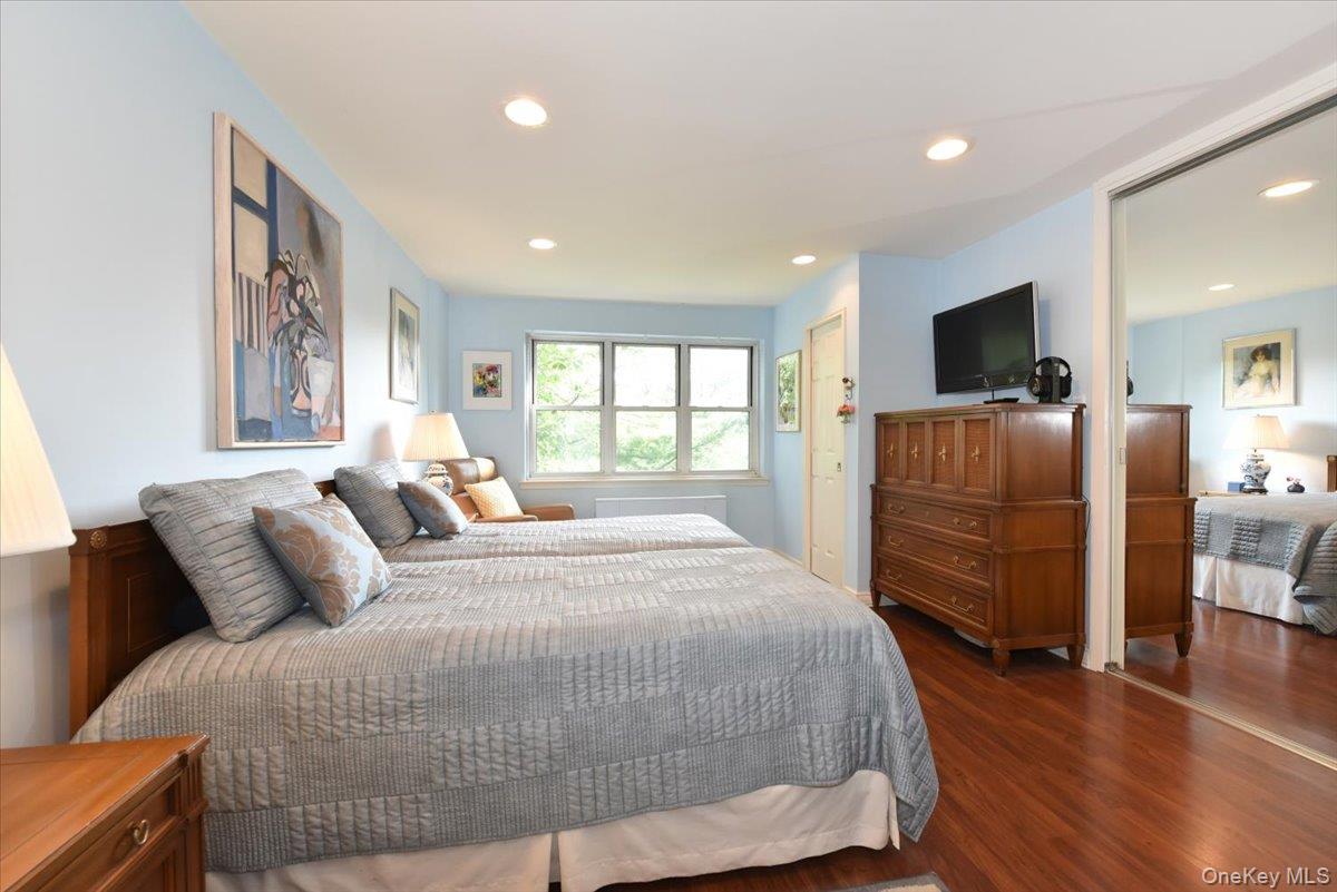 180 South Middle Neck Road, Unit 1Q Great Neck, NY 11021 - Photo 18 of 30 Primary Bedroom with En-suite Bath