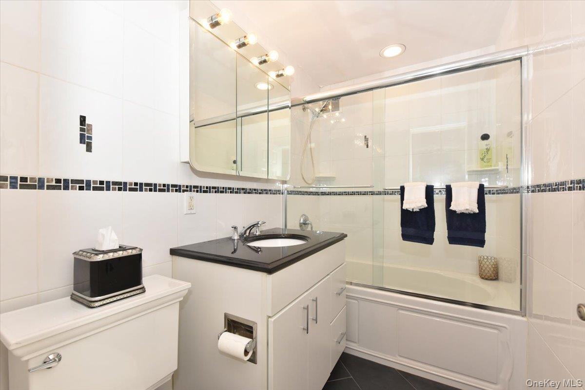 180 South Middle Neck Road, Unit 1Q Great Neck, NY 11021 - Photo 20 of 30 En-Suite Bath