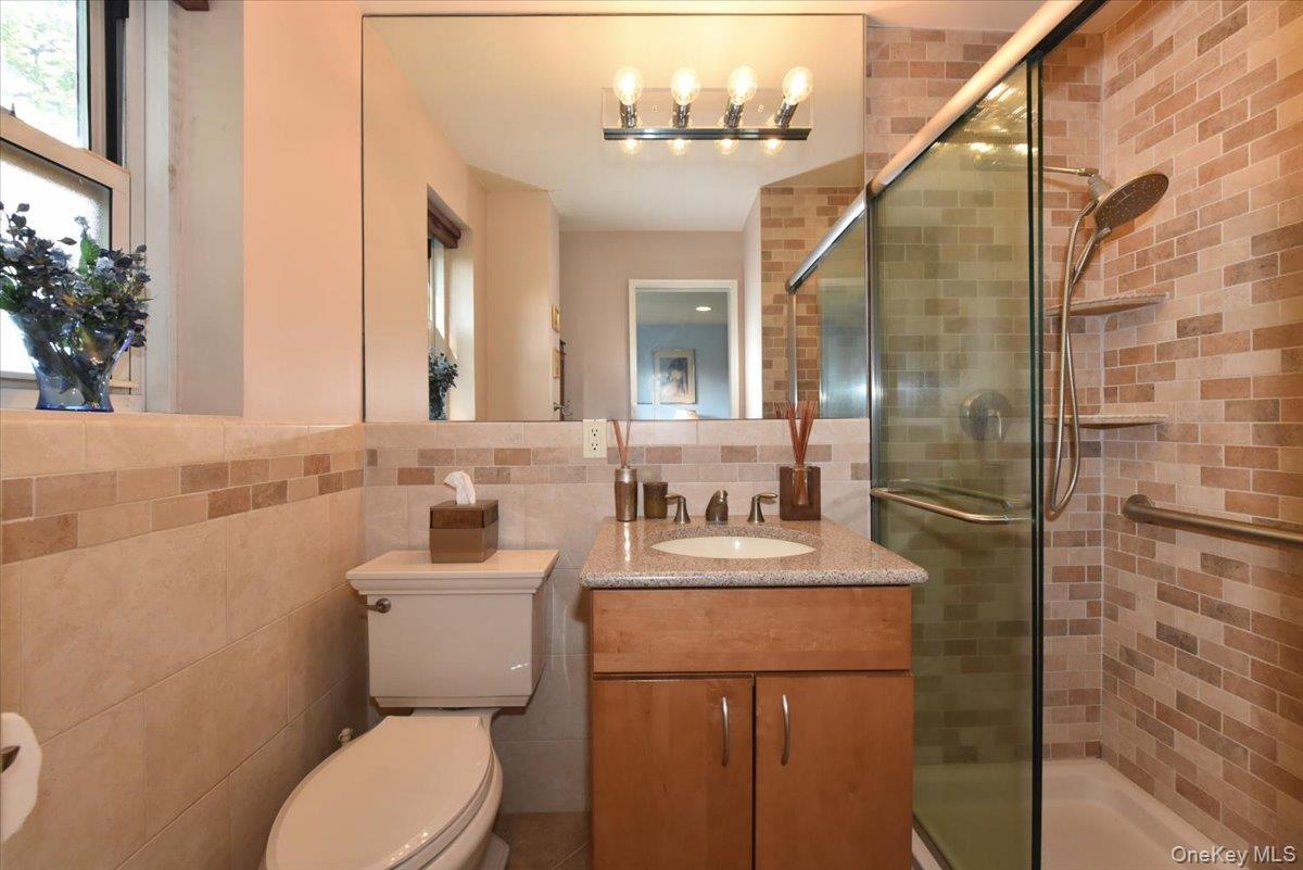 180 South Middle Neck Road, Unit 1Q Great Neck, NY 11021 - Photo 21 of 30 Hall Full Bath