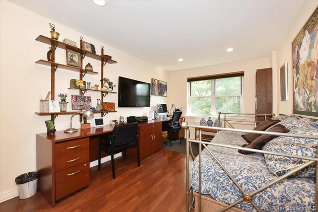 $688,000 | 180 South Middle Neck Road, Unit 1Q, Great Neck, NY 11021