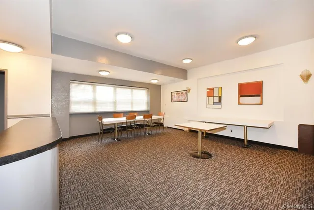 $688,000 | 180 South Middle Neck Road, Unit 1Q, Great Neck, NY 11021