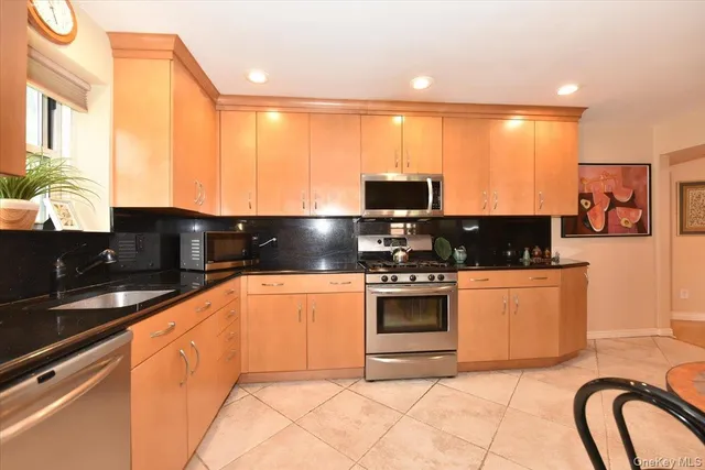 $688,000 | 180 South Middle Neck Road, Unit 1Q, Great Neck, NY 11021