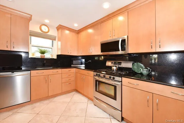 $688,000 | 180 South Middle Neck Road, Unit 1Q, Great Neck, NY 11021