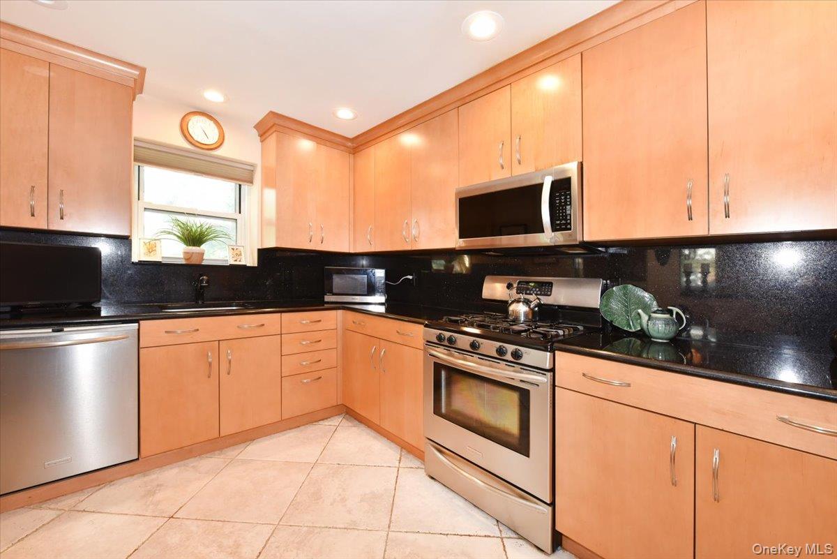 180 South Middle Neck Road, Unit 1Q Great Neck, NY 11021 - Photo 4 of 30 Kitchen